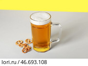 Кружка холодного пива и кольцевые крендели на цветном фоне, крупным планом. Стоковое фото, фотограф Pixel_shot / Фотобанк Лори
