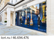 Luxury Dior fashion boutique storefront. London, UK, 28 August 2023. Редакционное фото, фотограф Zydrius Tartenis / Фотобанк Лори