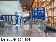 An information sign of the departure gates is in the Wuhan airport hall. China (2024 год). Редакционное фото, фотограф Кекяляйнен Андрей / Фотобанк Лори