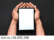 Мужчина держит пустую фоторамку на черном фоне. Стоковое фото, фотограф Pixel_shot / Фотобанк Лори