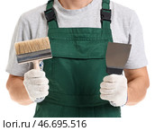 Мужской декоратор с шпателью и кистью на белом фоне, крупным планом. Стоковое фото, фотограф Pixel_shot / Фотобанк Лори