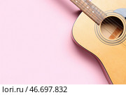 Акустическая гитара на цветном фоне. Стоковое фото, фотограф Pixel_shot / Фотобанк Лори