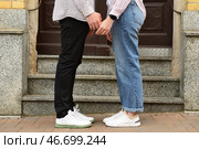 Красивая, любящая и счастливая пара держится за руки в городе весной. Стоковое фото, фотограф Pixel_shot / Фотобанк Лори