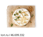 Вкусный запеченный сыр Камамбер на белом фоне. Стоковое фото, фотограф Pixel_shot / Фотобанк Лори