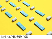 Свежая жевательная резинка на желтом фоне. Стоковое фото, фотограф Pixel_shot / Фотобанк Лори