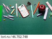 Композиция с различными канцелярскими принадлежностями и яблоком на зеленой доске. Празднование Дня Пи. Стоковое фото, фотограф Pixel_shot / Фотобанк Лори