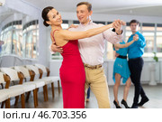 Woman paired with male partner dance samba in dance class with students. Стоковое фото, фотограф Яков Филимонов / Фотобанк Лори