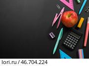 Набор канцелярских принадлежностей с яблоком на темном фоне. Празднование Дня Пи. Стоковое фото, фотограф Pixel_shot / Фотобанк Лори