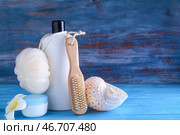 Массажная щетка, мочалка, косметика и морская ракушка на цветном деревянном фоне. Стоковое фото, фотограф Pixel_shot / Фотобанк Лори