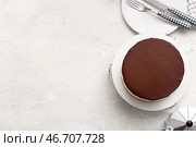 Десертная стойка с вкусным молочным пирогом, тарелкой и кофейником на светлом фоне. Стоковое фото, фотограф Pixel_shot / Фотобанк Лори