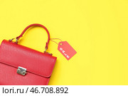 Стильная женская сумка с ярлыком распродажи на желтом фоне. Черная пятница. Стоковое фото, фотограф Pixel_shot / Фотобанк Лори