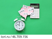 Бумажные мозги с математическими формулами и уравнениями, с калькулятором и будильником на зеленом фоне. Стоковое фото, фотограф Pixel_shot / Фотобанк Лори