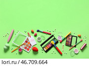 Композиция с декоративной косметикой, кистями для макияжа и ярлыком со скидкой на зеленом фоне. Стоковое фото, фотограф Pixel_shot / Фотобанк Лори