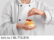 Женщина-кондитер с вкусным тортом на белом фоне. Стоковое фото, фотограф Pixel_shot / Фотобанк Лори