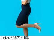 Молодая женщина в бежевых колготках и юбке на синем фоне. Стоковое фото, фотограф Pixel_shot / Фотобанк Лори