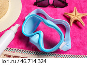 Маска для сноркелинга и пляжные аксессуары на полотенце. Стоковое фото, фотограф Pixel_shot / Фотобанк Лори