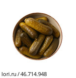 Миска с вкусными квашенными огурцами на белом фоне. Стоковое фото, фотограф Pixel_shot / Фотобанк Лори
