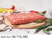 Деревянная доска с свежим мясом, измельченным с приправами на белом фоне. Стоковое фото, фотограф Pixel_shot / Фотобанк Лори