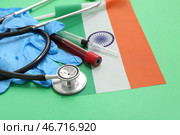 Стетоскоп, пробирка, шприц и флаг Индии на зеленом фоне, крупный план. Празднование Национального дня врача. Стоковое фото, фотограф Pixel_shot / Фотобанк Лори
