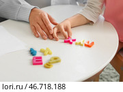 Женщина-логопед работает с маленькой девочкой за столом в офисе, крупный план. Стоковое фото, фотограф Pixel_shot / Фотобанк Лори