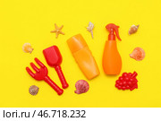 Красивый композиционный снимок с солнцезащитным кремом и пляжными аксессуарами для детей на желтом фоне. Стоковое фото, фотограф Pixel_shot / Фотобанк Лори