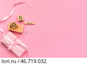 Кубический календарь с датой 8 МАРТА, подарочная коробка, перевязанная розовой лентой, и конфетти на розовом фоне. Международный женский день. Вид сверху. Стоковое фото, фотограф Pixel_shot / Фотобанк Лори