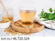 Стакан вкусного гречишного чая с мятой на светлом фоне. Стоковое фото, фотограф Pixel_shot / Фотобанк Лори