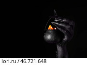 Чёрная рука ведьмы с котлом на тёмном фоне. Празднование Хэллоуина. Стоковое фото, фотограф Pixel_shot / Фотобанк Лори