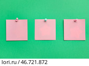 Розовые бумажные заметки, прикрепленные на зеленом фоне. Стоковое фото, фотограф Pixel_shot / Фотобанк Лори