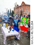 Женщина предлагает горячий чай из самовара. Масленица. Город Ялуторовск Тюменская область. Редакционное фото, фотограф Александр Тараканов / Фотобанк Лори