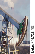 Oil pump jack extracting crude oil on a cloudy winter day. Стоковое видео, видеограф Константин Шишкин / Фотобанк Лори