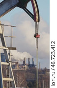 Pump jack extracting crude oil at winter. Стоковое видео, видеограф Константин Шишкин / Фотобанк Лори