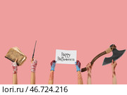 Руки зомби с текстом СЧАСТЛИВОГО ХЭЛЛОУИНА и украшениями для Хэллоуина на розовом фоне. Стоковое фото, фотограф Pixel_shot / Фотобанк Лори