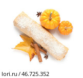 Вкусный тыквенный штрудель с корицей, звездчатым анисом и осенним листом на белом фоне. Стоковое фото, фотограф Pixel_shot / Фотобанк Лори