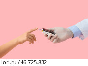 Диабетическая девочка с доктором, использующим глюкометр на розовом фоне, крупным планом. Стоковое фото, фотограф Pixel_shot / Фотобанк Лори