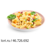 Тарелка с вкусной пастой примавера на белом фоне. Стоковое фото, фотограф Pixel_shot / Фотобанк Лори