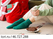 Женщина в теплых носках с какао и печеньем дома накануне Рождества, крупный план. Стоковое фото, фотограф Pixel_shot / Фотобанк Лори