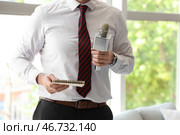 Мужчина-репортер с микрофоном и блокнотом в студии, крупный план. Стоковое фото, фотограф Pixel_shot / Фотобанк Лори