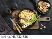 Сковородки с вкусной пастой, грибами и специями на деревянном фоне. Стоковое фото, фотограф Pixel_shot / Фотобанк Лори