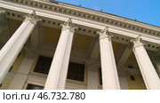 Close-up of a line of Greek-style columns. Стоковое фото, фотограф David Kashakhi / Фотобанк Лори