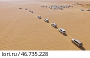 4x4 SUVs cars driving through the sand dunes in the desert of Abu Dhabi. Стоковое фото, фотограф David Kashakhi / Фотобанк Лори