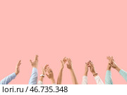 Много хлопающих рук на розовом фоне. Стоковое фото, фотограф Pixel_shot / Фотобанк Лори