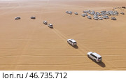 4x4 SUVs cars driving through the sand dunes in the desert of Abu Dhabi. Стоковое фото, фотограф David Kashakhi / Фотобанк Лори