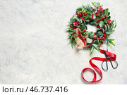 Красивый венок из омелы с вибурнумом, ножницами и лентой на белом фоне с эффектом гранж. Стоковое фото, фотограф Pixel_shot / Фотобанк Лори