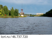 Старая заброшенная лодочная станция на реке Исеть, Каменск-Уральский, Россия (2024 год). Стоковое фото, фотограф Pukhov K / Фотобанк Лори