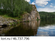 Скала Филин - самая длинная и высокая скала на реке Исеть в городе Каменск-Уральский Свердловской области (2024 год). Стоковое фото, фотограф Pukhov K / Фотобанк Лори