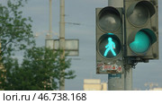 Close up urban city traffic light changing to green from red signal cars to proceed across intersection. Стоковое фото, фотограф David Kashakhi / Фотобанк Лори
