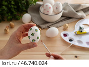 Раскрашивание пасхальных куриных яиц, подготовка к празднованию Светлой Пасхи. Стоковое фото, фотограф Оксана Шведкова / Фотобанк Лори
