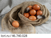 Яйца куриные желтые в мешковине, деревенский стиль, концепция Светлой Пасхи. Стоковое фото, фотограф Оксана Шведкова / Фотобанк Лори