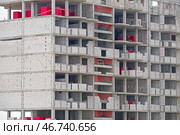 Фасад современного строящегося высотного здания. The facade of modern residential building under construction. Стоковое фото, фотограф Татьяна Д / Фотобанк Лори